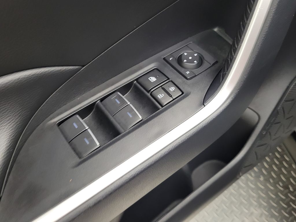2025 Toyota RAV4 XLE - Photo 29