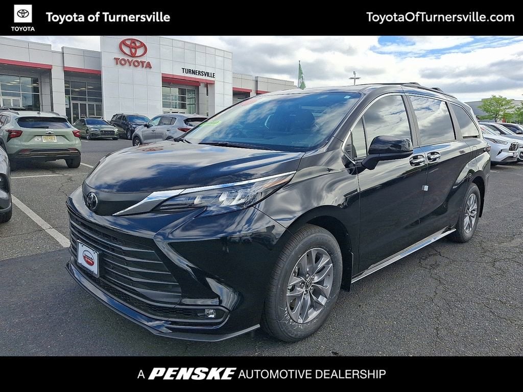 2026 Toyota Sienna XLE 8-Passenger Hybrid FWD's photo