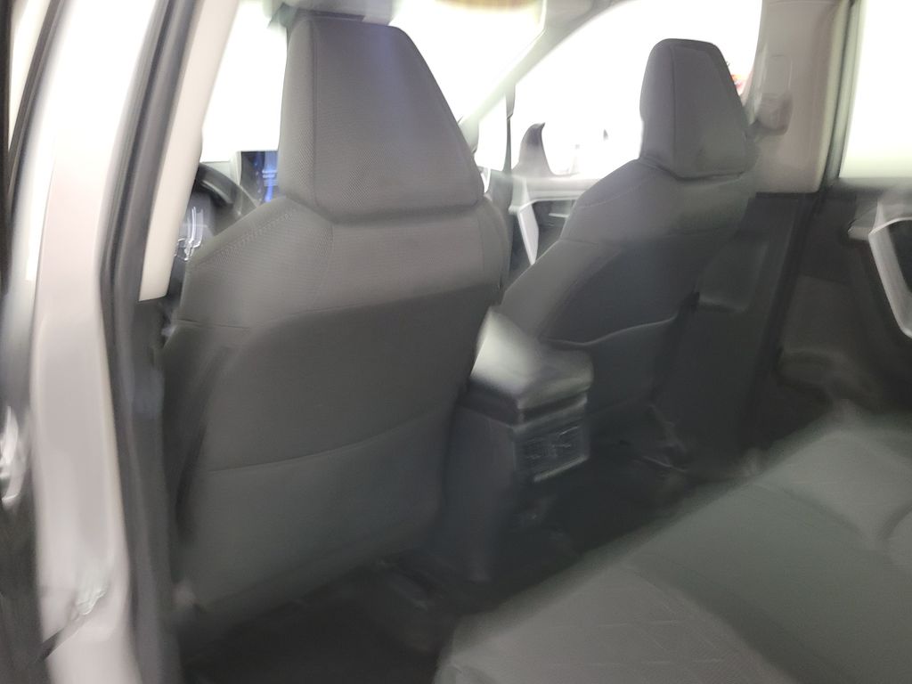 2025 Toyota RAV4 XLE - Photo 23