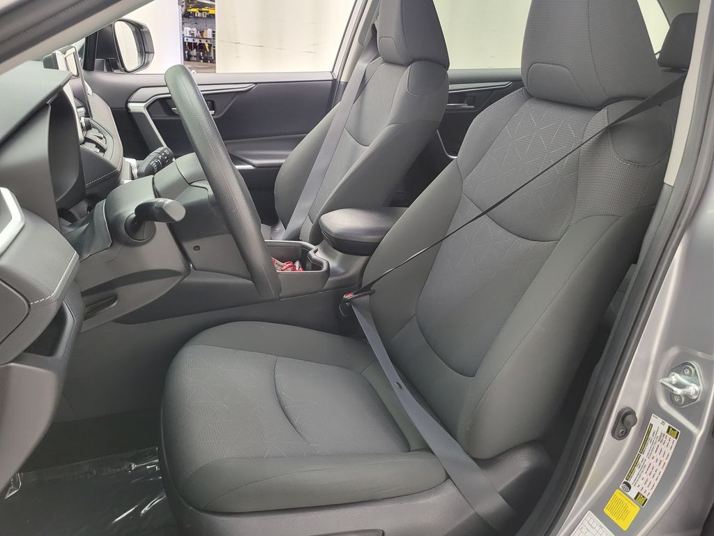 2025 Toyota RAV4 XLE - Photo 24