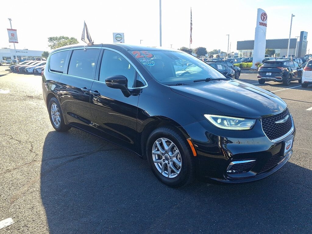 Used 2025 Chrysler Pacifica Select Van Passenger Van