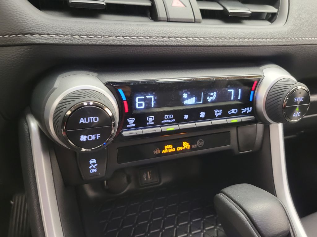 2025 Toyota RAV4 XLE - Photo 41