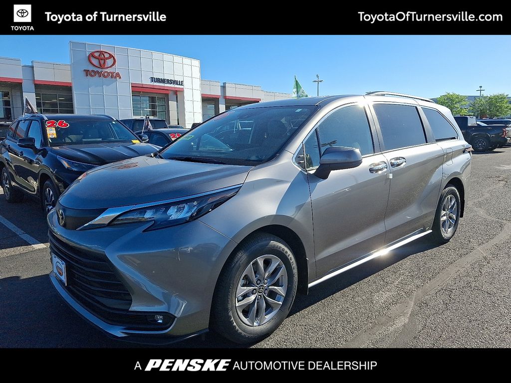 2026 Toyota Sienna XLE 8-Passenger Hybrid FWD's photo