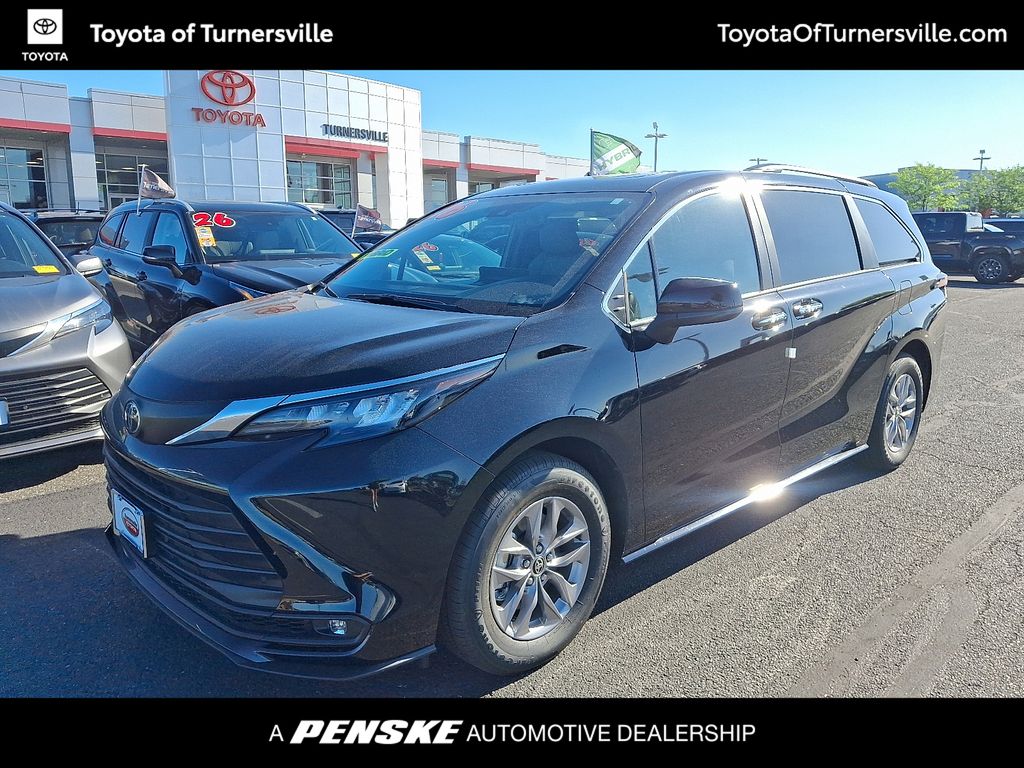 2026 Toyota Sienna XLE 8-Passenger Hybrid FWD's photo