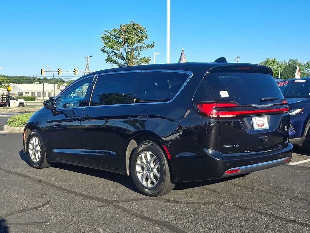 Used 2025 Chrysler Pacifica Select Van Passenger Van