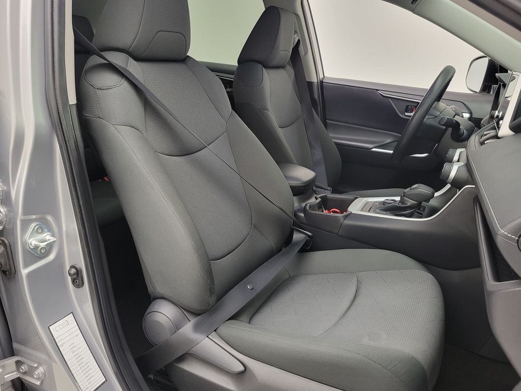 2025 Toyota RAV4 XLE - Photo 13