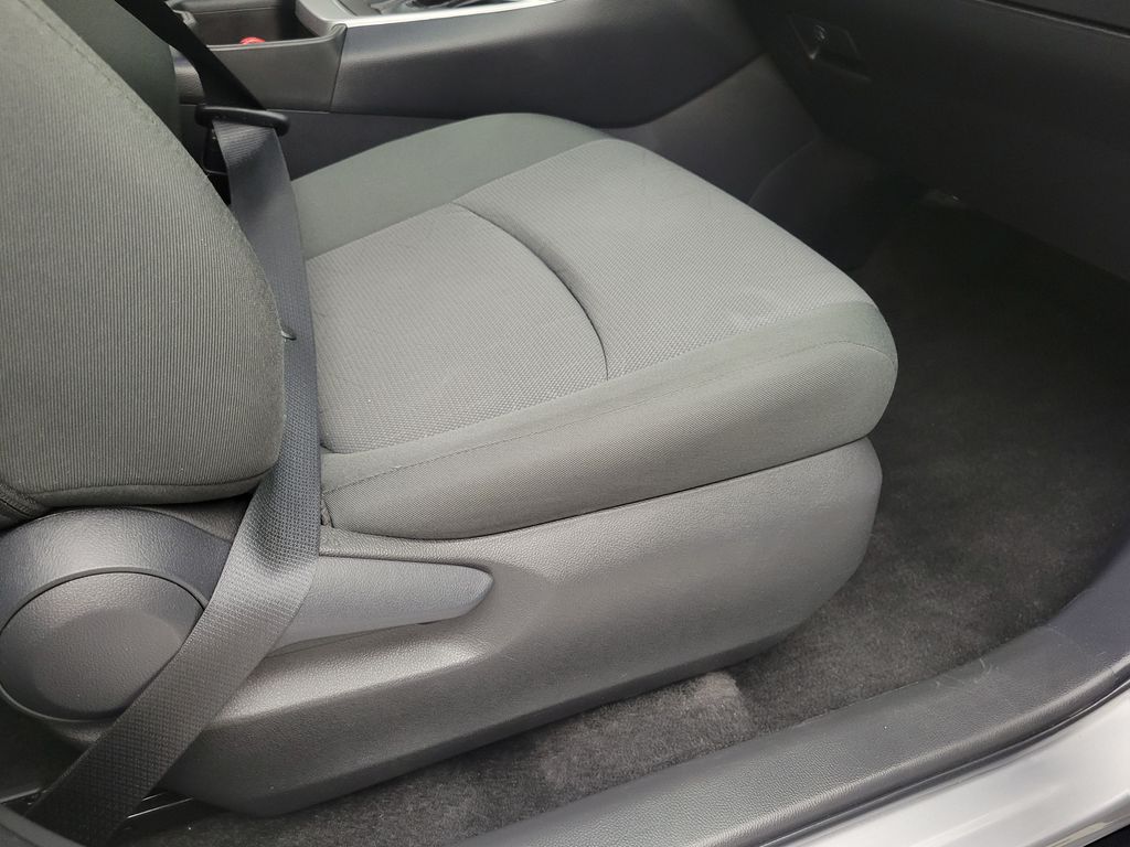 2025 Toyota RAV4 XLE - Photo 14