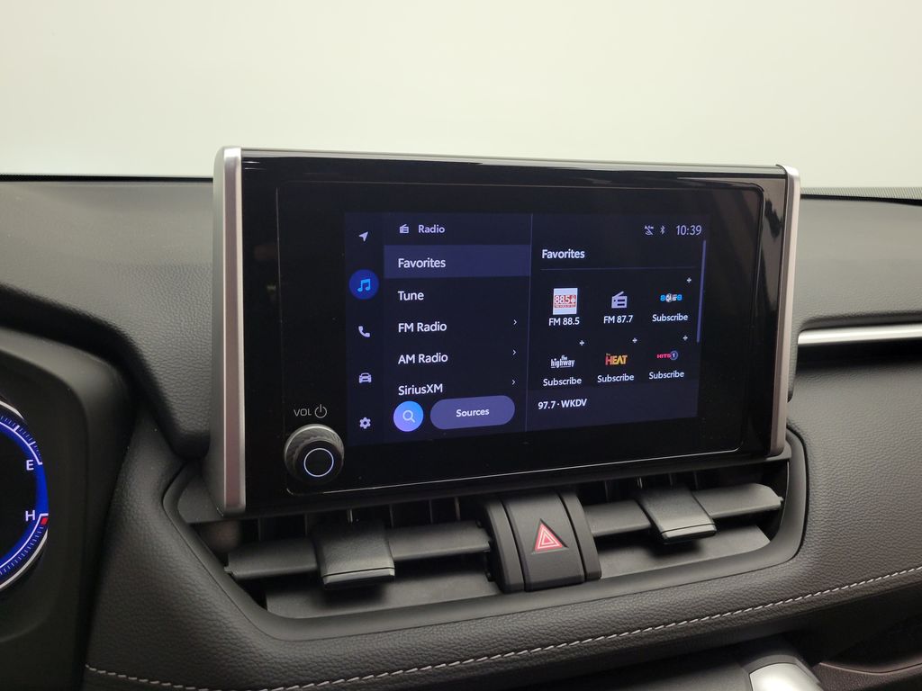2025 Toyota RAV4 XLE - Photo 38