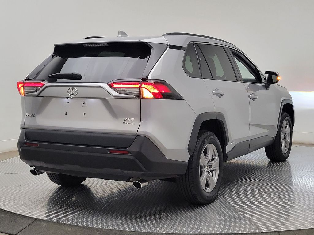 2025 Toyota RAV4 XLE - Photo 6