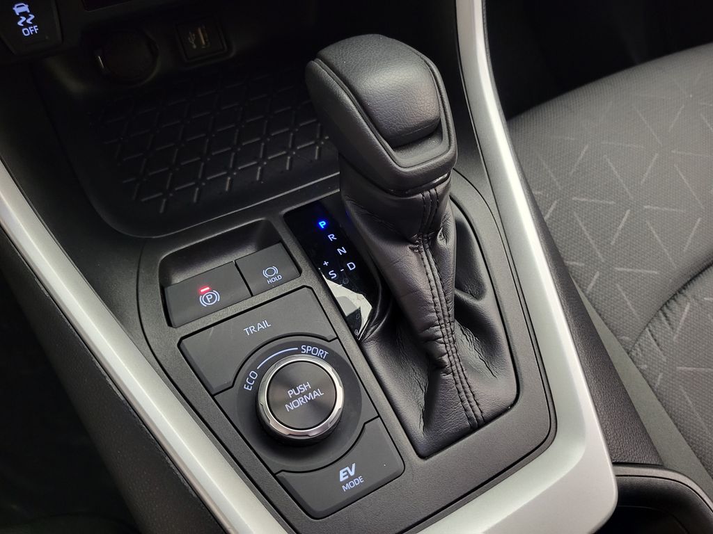 2025 Toyota RAV4 XLE - Photo 43