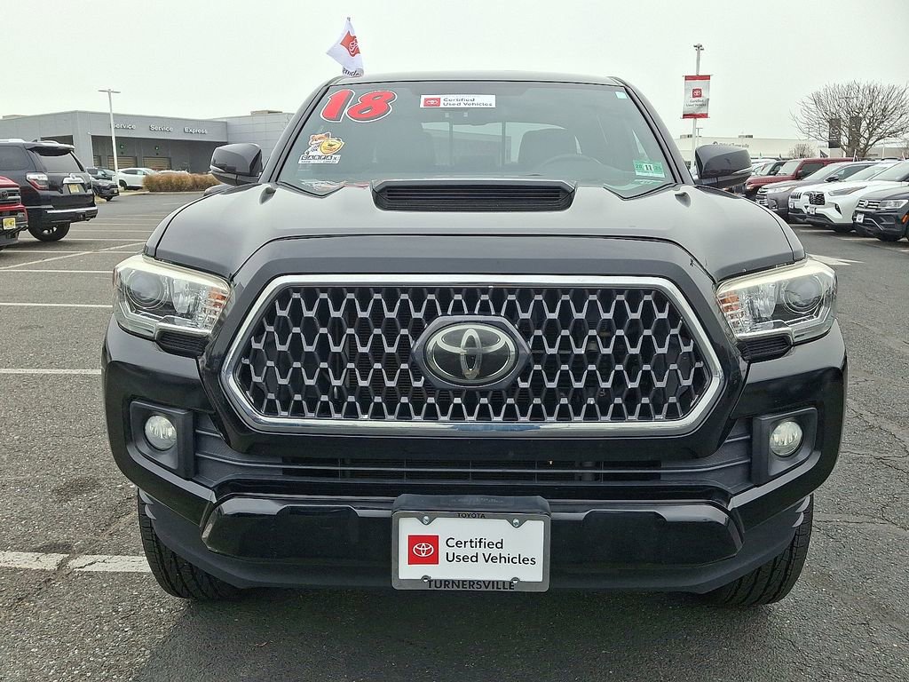 2018 Toyota Tacoma TRD Sport photo 2