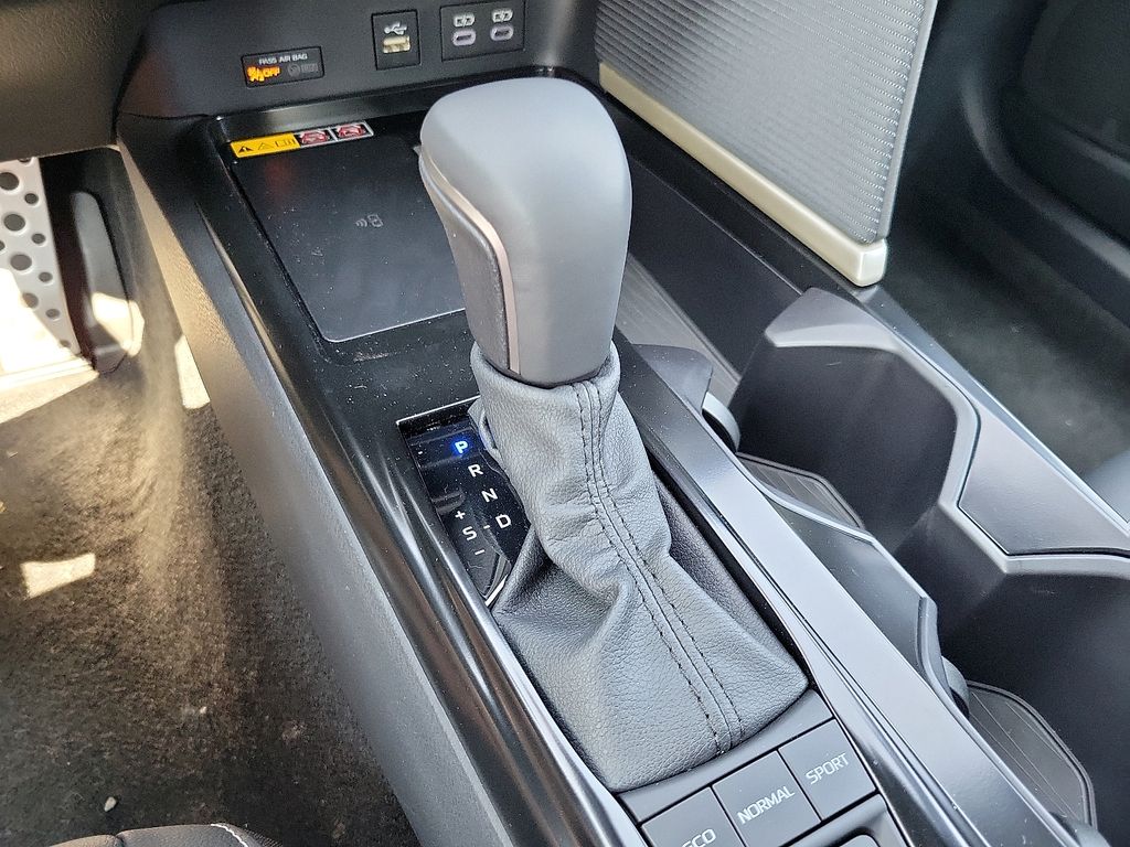 2025 Toyota Camry SE - Photo 9