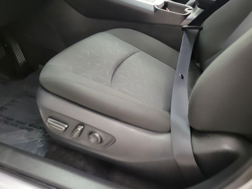 2025 Toyota RAV4 XLE - Photo 25