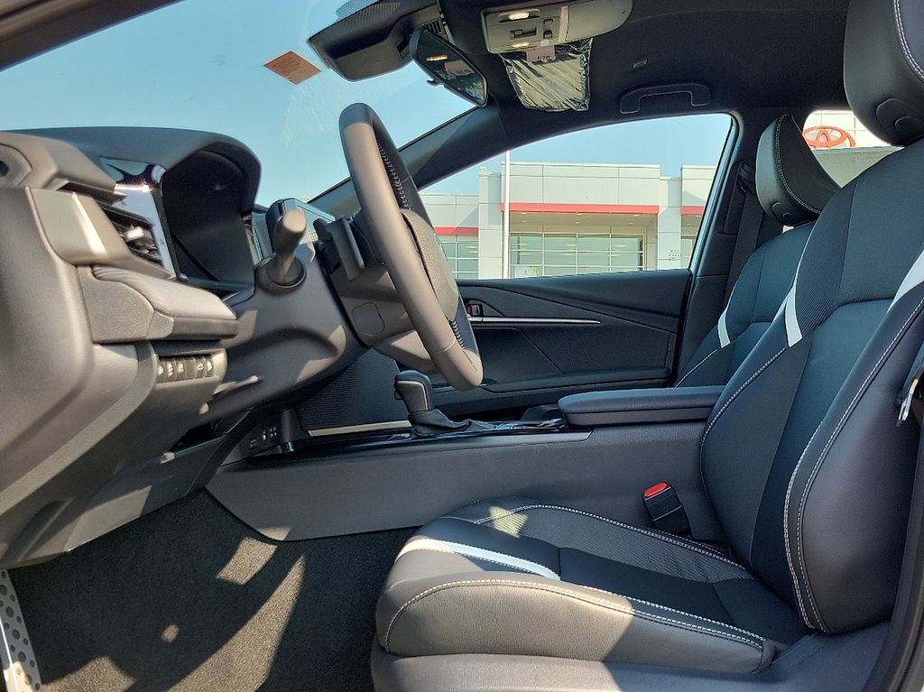 2025 Toyota Camry SE - Photo 8