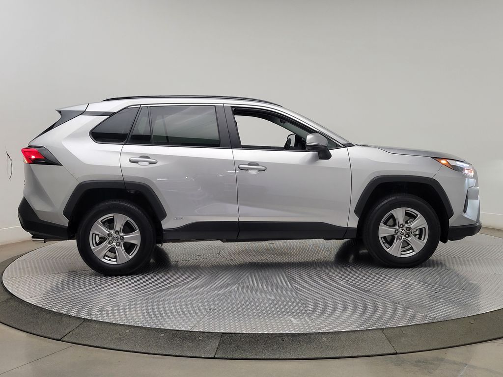 2025 Toyota RAV4 XLE - Photo 7