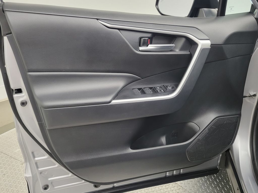 2025 Toyota RAV4 XLE - Photo 30