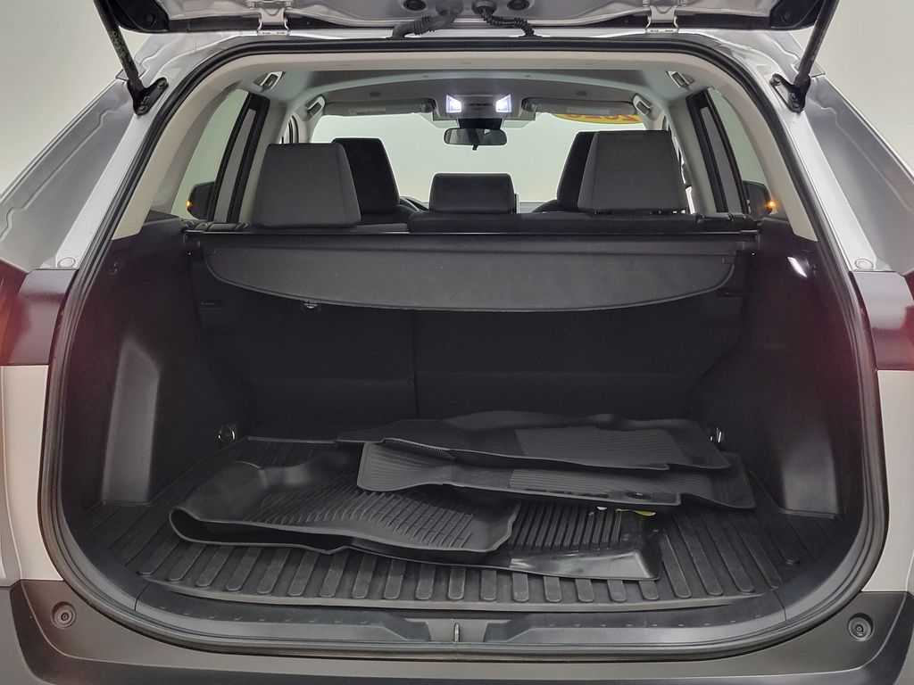 2025 Toyota RAV4 XLE - Photo 11