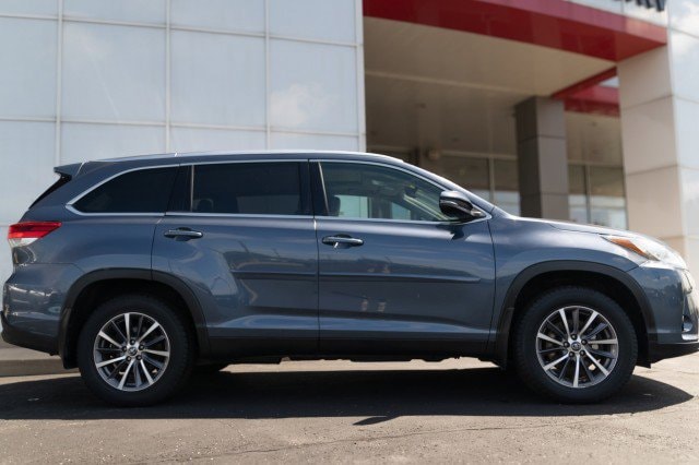 Used 2019 Toyota Highlander XLE with VIN 5TDJZRFH1KS975182 for sale in Warsaw, IN