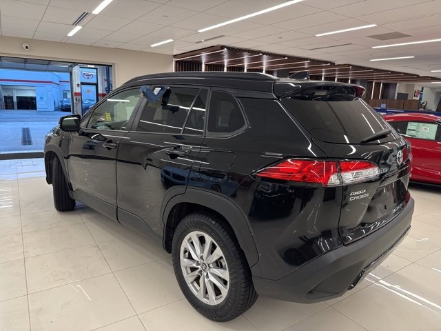 2023 Toyota Corolla Cross LE photo 2