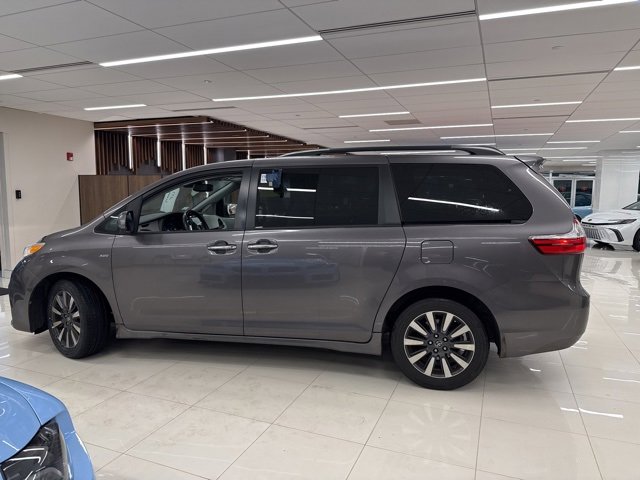 2019 Toyota Sienna XLE Premium photo 2