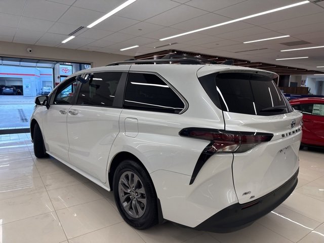 2023 Toyota Sienna XLE photo 2