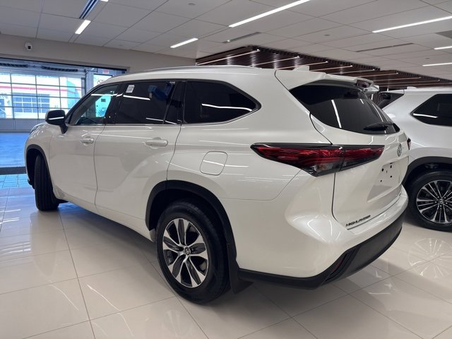 2021 Toyota Highlander XLE photo 2