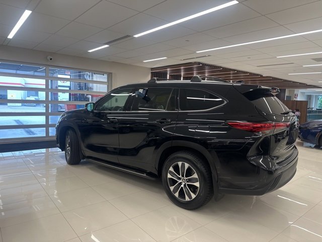 Certified 2022 Toyota Highlander XLE with VIN 5TDHZRBH1NS580864 for sale in Watertown, MA