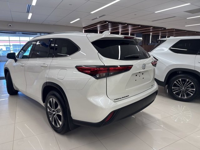 2021 Toyota Highlander XLE photo 3