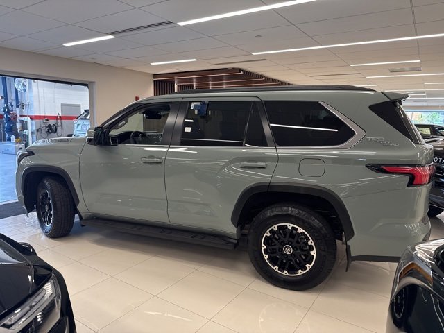 2024 Toyota Sequoia SR5 photo 2