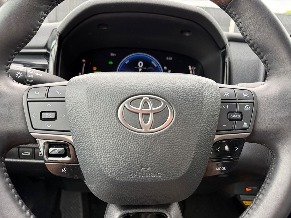 2025 Toyota Camry LE - Photo 32