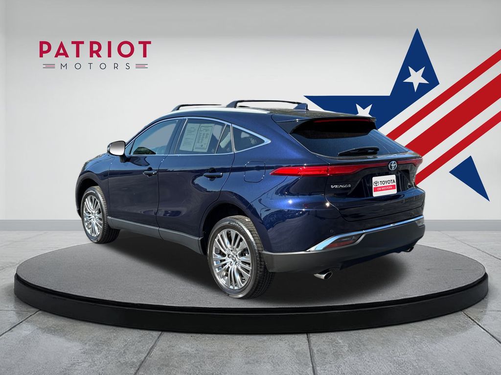 2022 Toyota Venza XLE photo 3