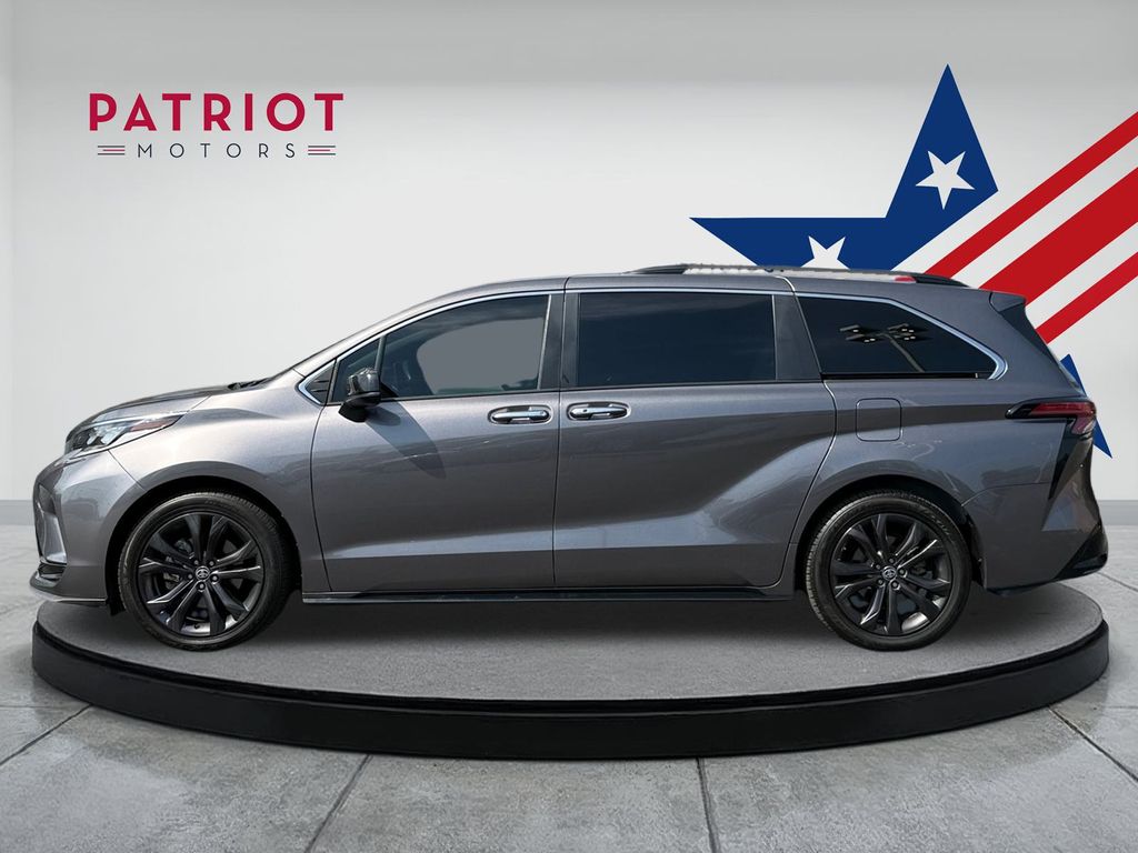 2022 Toyota Sienna XSE photo 2
