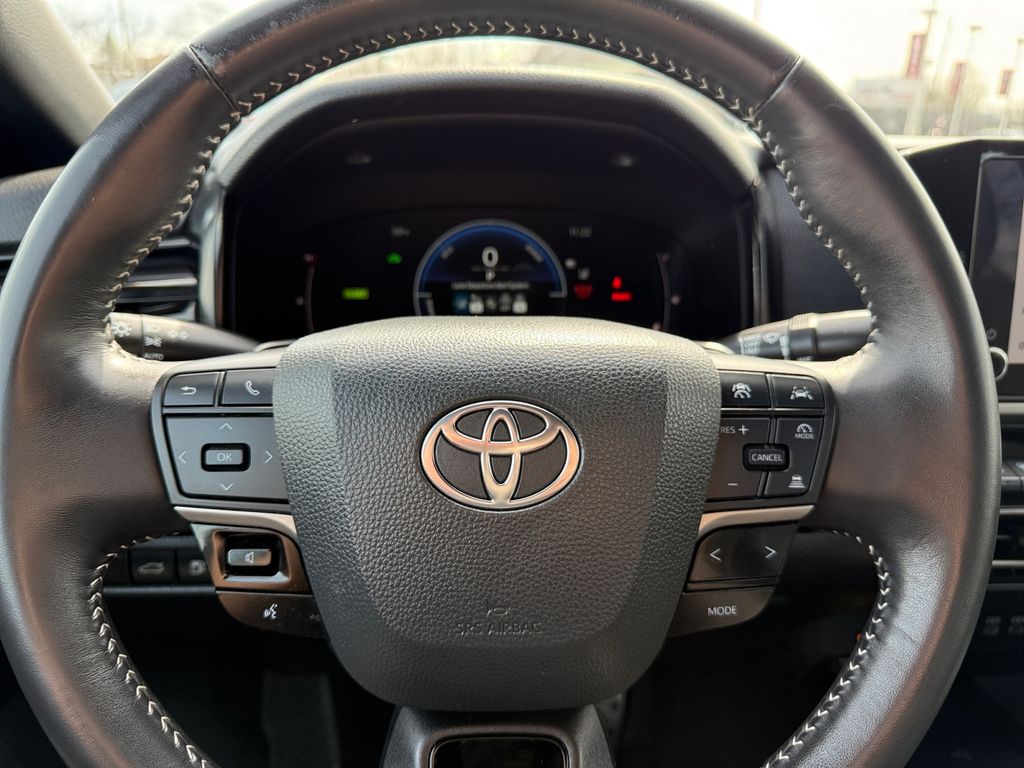 2025 Toyota Camry SE - Photo 30