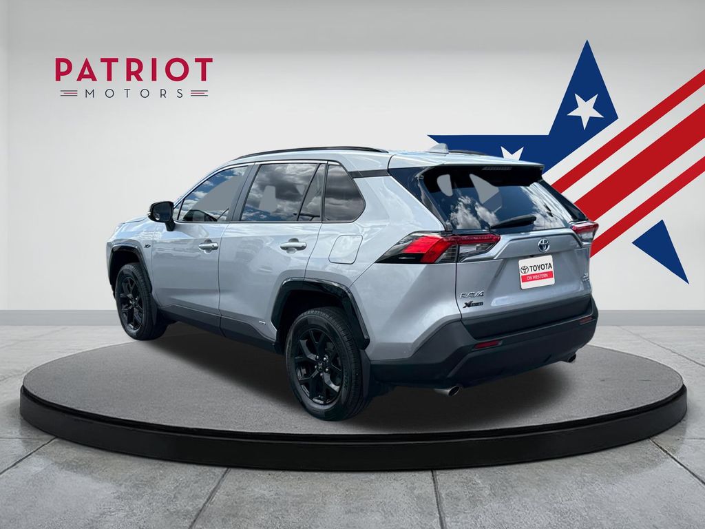 2024 Toyota RAV4 Hybrid XLE photo 3