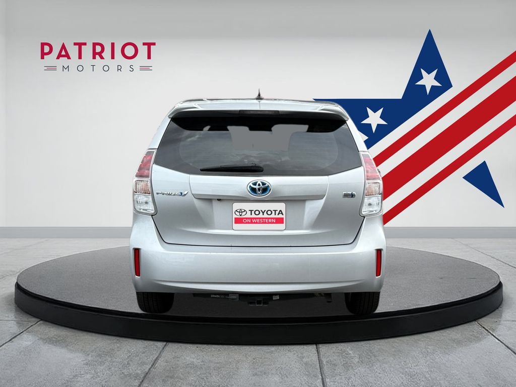 2017 Toyota Prius V Two photo 4