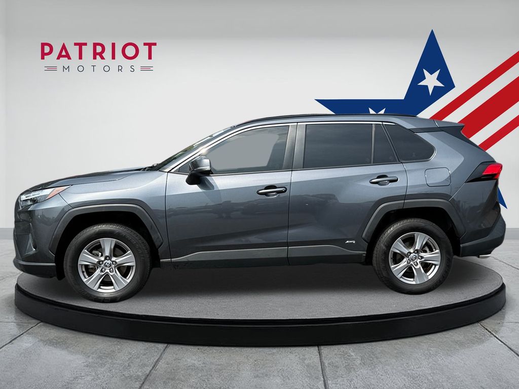 2022 Toyota RAV4 Hybrid XLE photo 2