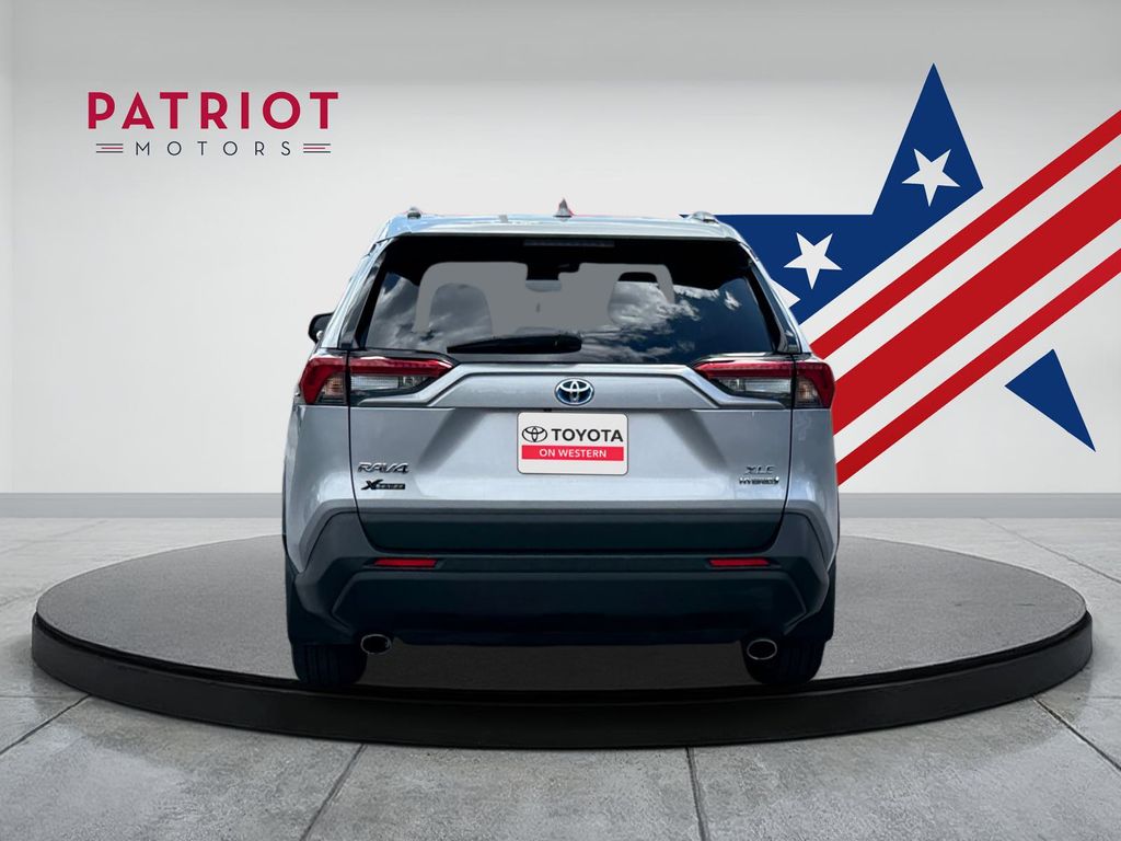2024 Toyota RAV4 Hybrid XLE photo 4