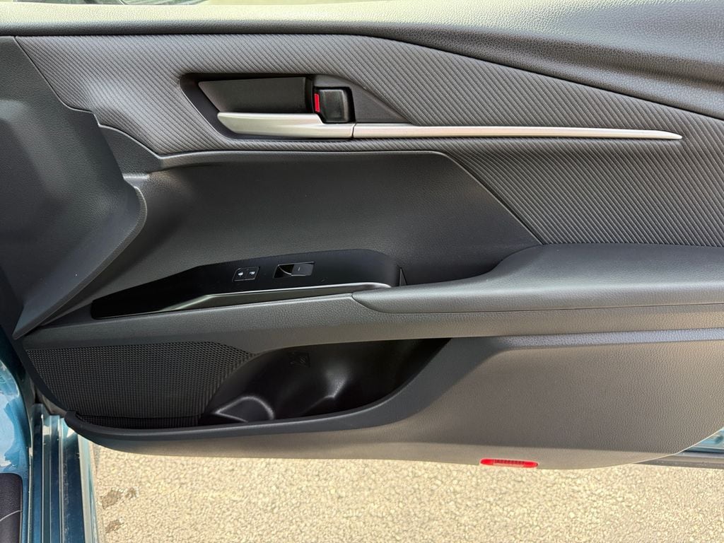 2025 Toyota Camry SE - Photo 19