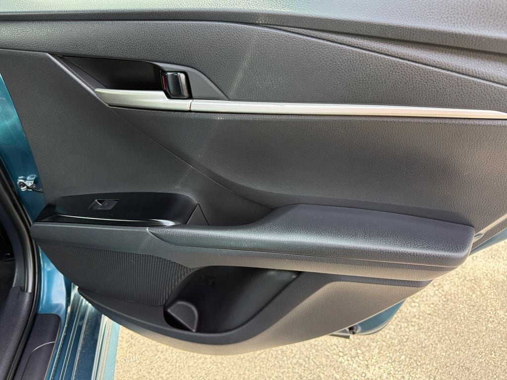 2025 Toyota Camry SE - Photo 20
