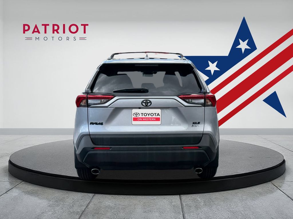 2025 Toyota RAV4 Hybrid XLE photo 4