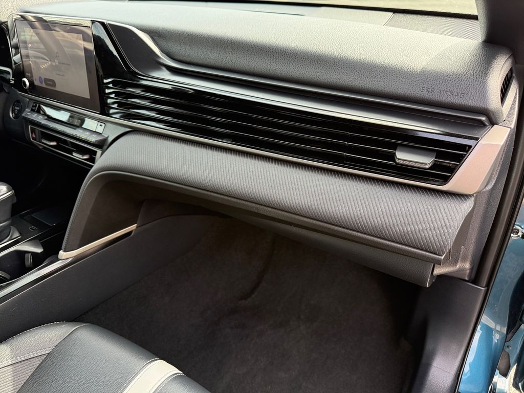 2025 Toyota Camry SE - Photo 16