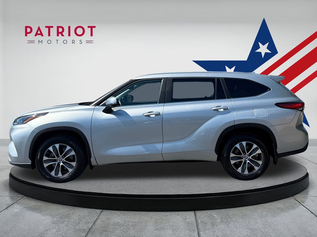 2023 Toyota Highlander XLE photo 2