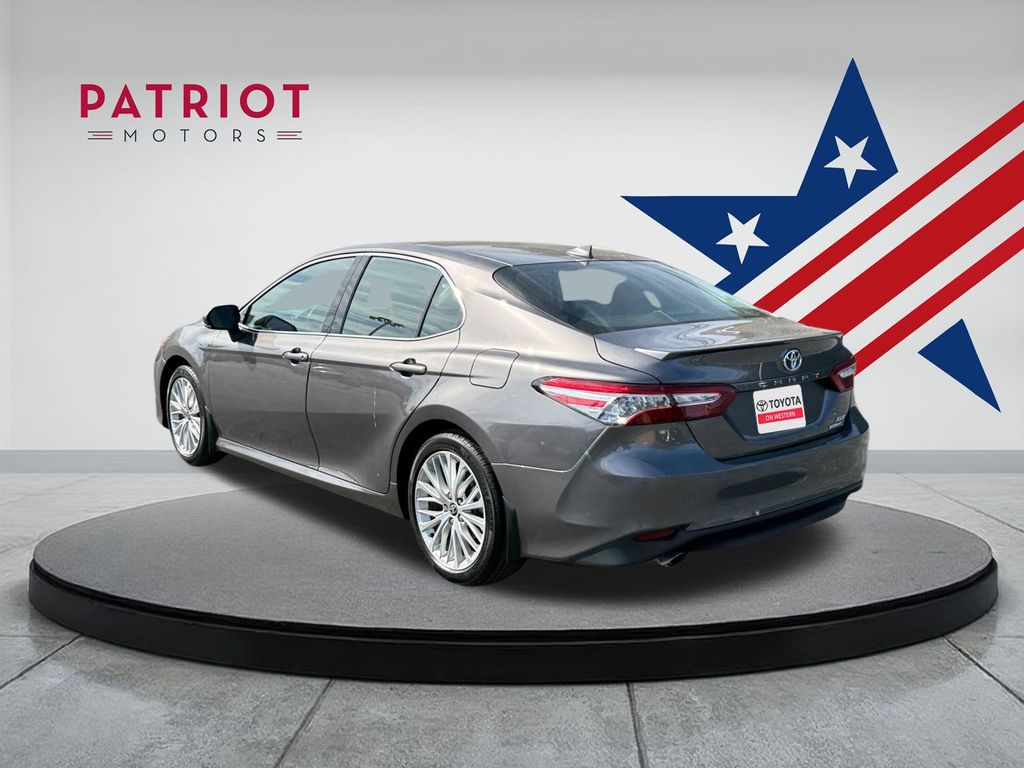 2020 Toyota Camry Hybrid XLE photo 3