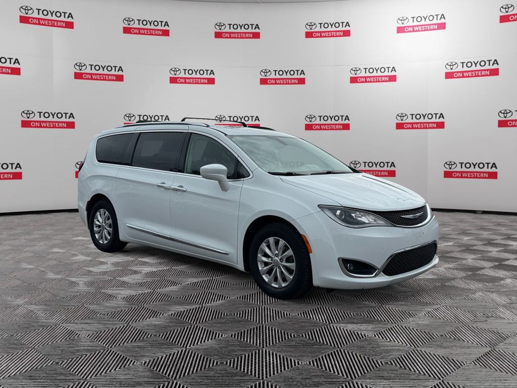 2019 Chrysler Pacifica Touring L's photo