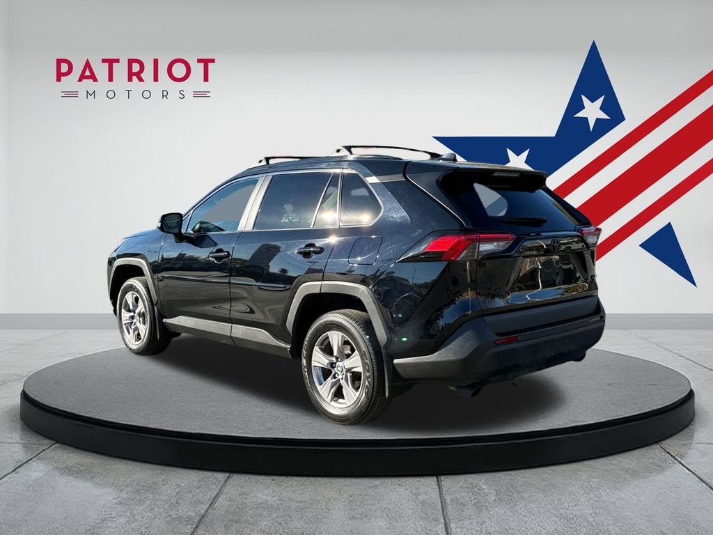 2022 Toyota RAV4 XLE photo 3