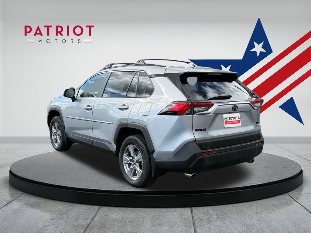 2025 Toyota RAV4 Hybrid XLE photo 3