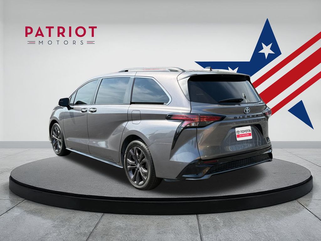 2022 Toyota Sienna XSE photo 3