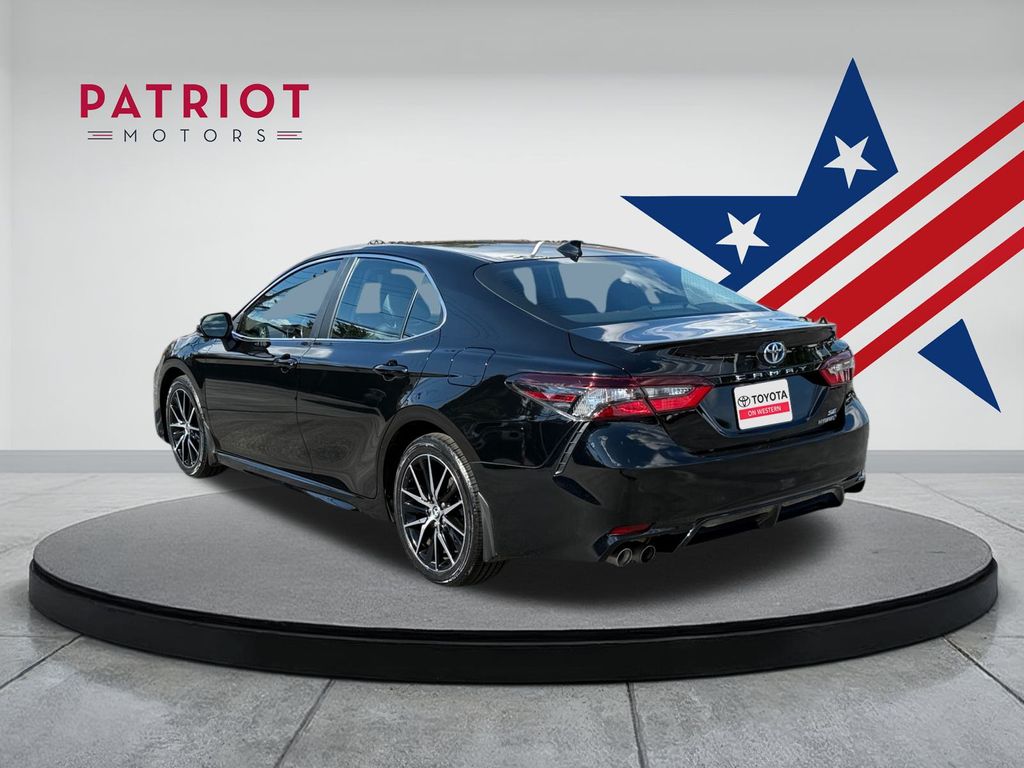 2024 Toyota Camry Hybrid SE photo 3
