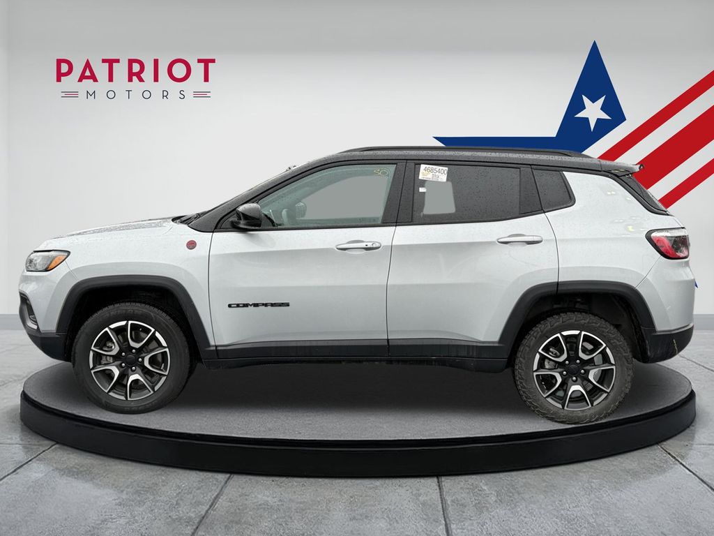2024 Jeep Compass Trailhawk photo 2