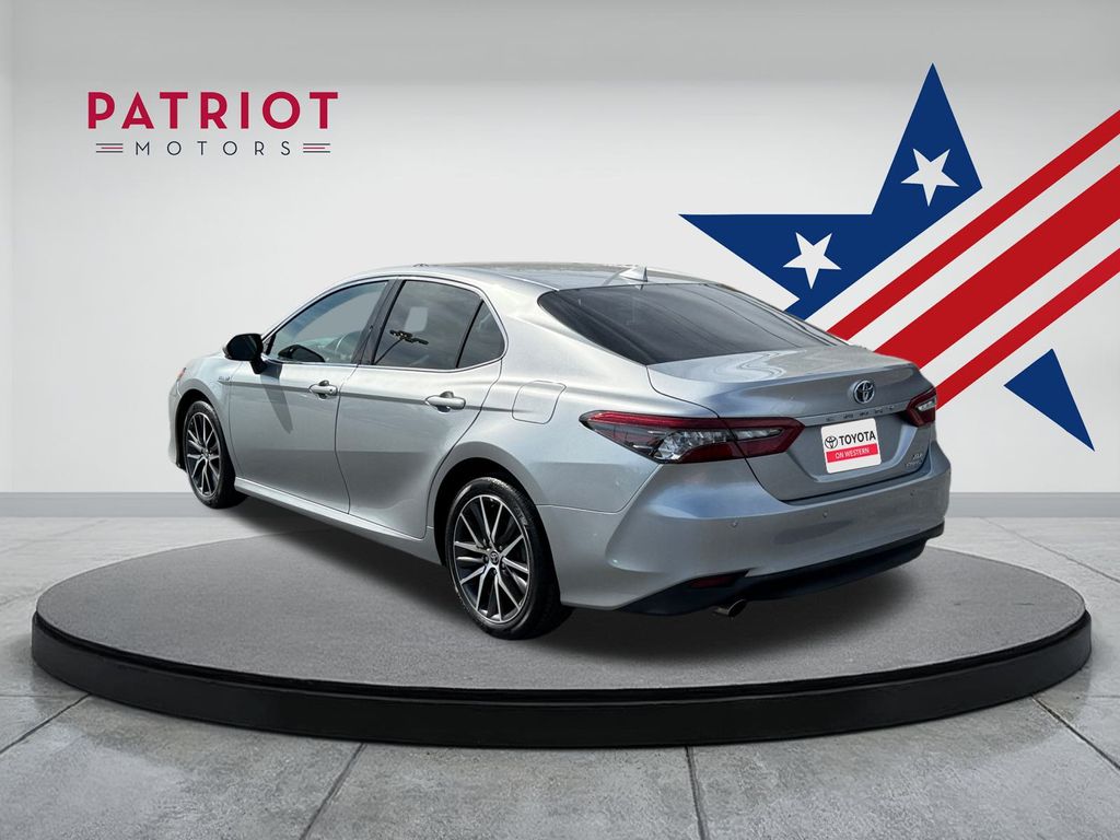 2021 Toyota Camry Hybrid XLE photo 3